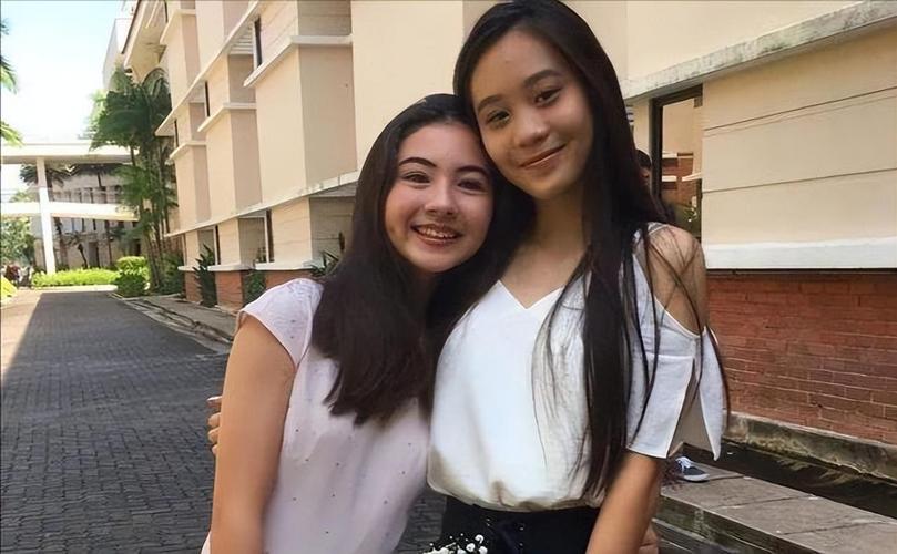 李连杰晒图炫二女儿