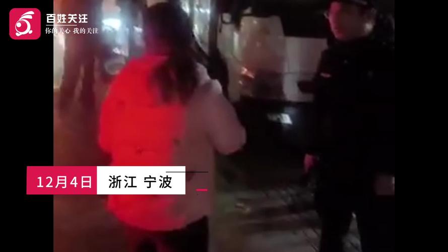 城管被摊贩驾车顶行