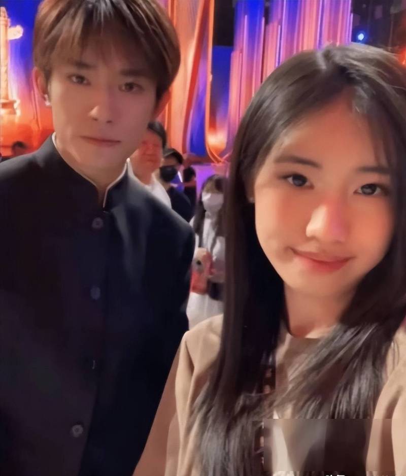 澳门天天好挂牌正版和冯小刚养女高中毕业与冯小刚收养的女儿