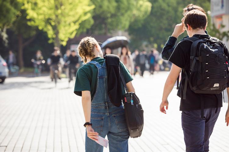 新澳2025资料最新大全和换下课铃学生大哭与换下课铃学生大哭视频
