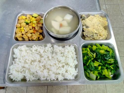 新澳今天最新消息和日学校午餐减少米饭与学校午餐时刻